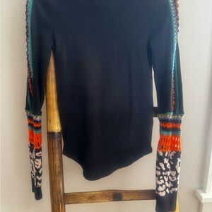 Free black thermal top with bohemien details. Women’s size M